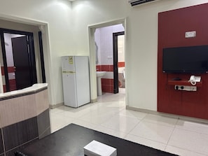 Apartamento família, 2 quartos | Área de estar | TV LED 42 polegadas com canais via satélite