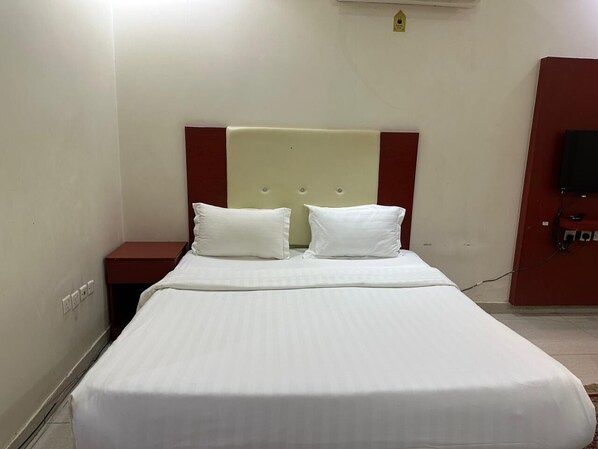 Habitación doble clásica | Ropa de cama hipoalergénica y escritorio 