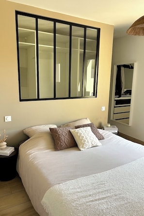 3 bedrooms, desk, iron/ironing board, travel cot