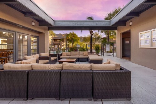 East / 2 BR 2BA / Htd Pools / Sabino / Golf View