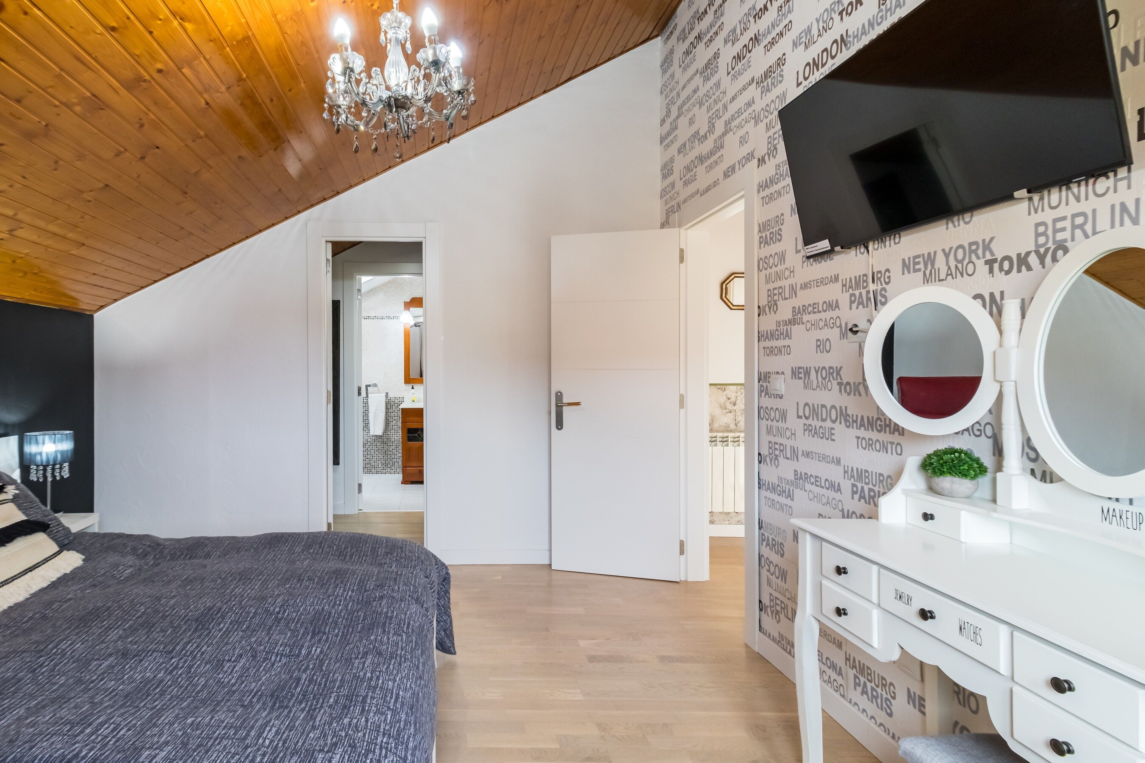 Tabla de planchar con plancha, wifi y ropa de cama 