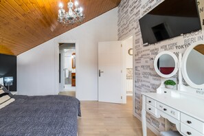 Tabla de planchar con plancha, wifi y ropa de cama 