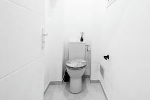 Sèche-cheveux, serviettes fournies, savon, papier toilette