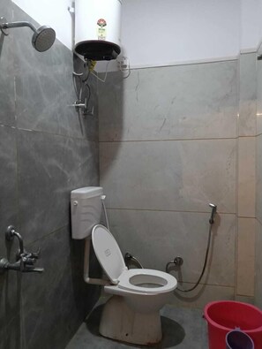 Douche, articles de toilette gratuits, serviettes fournies, savon