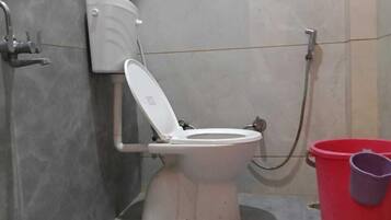 Apartemen Deluks, balkon | Kamar mandi | Shower, perlengkapan mandi gratis, handuk, dan sabun