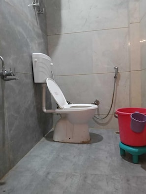 Deluxe Apartment, Balcony | Bathroom | Shower, free toiletries, towels, soap