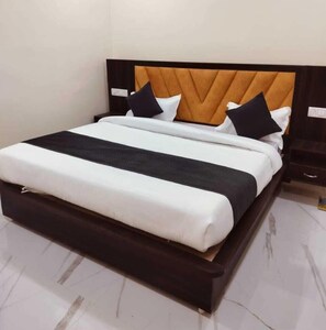 Laptop workspace, free WiFi