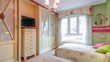 Iron/ironing board, WiFi, bed sheets