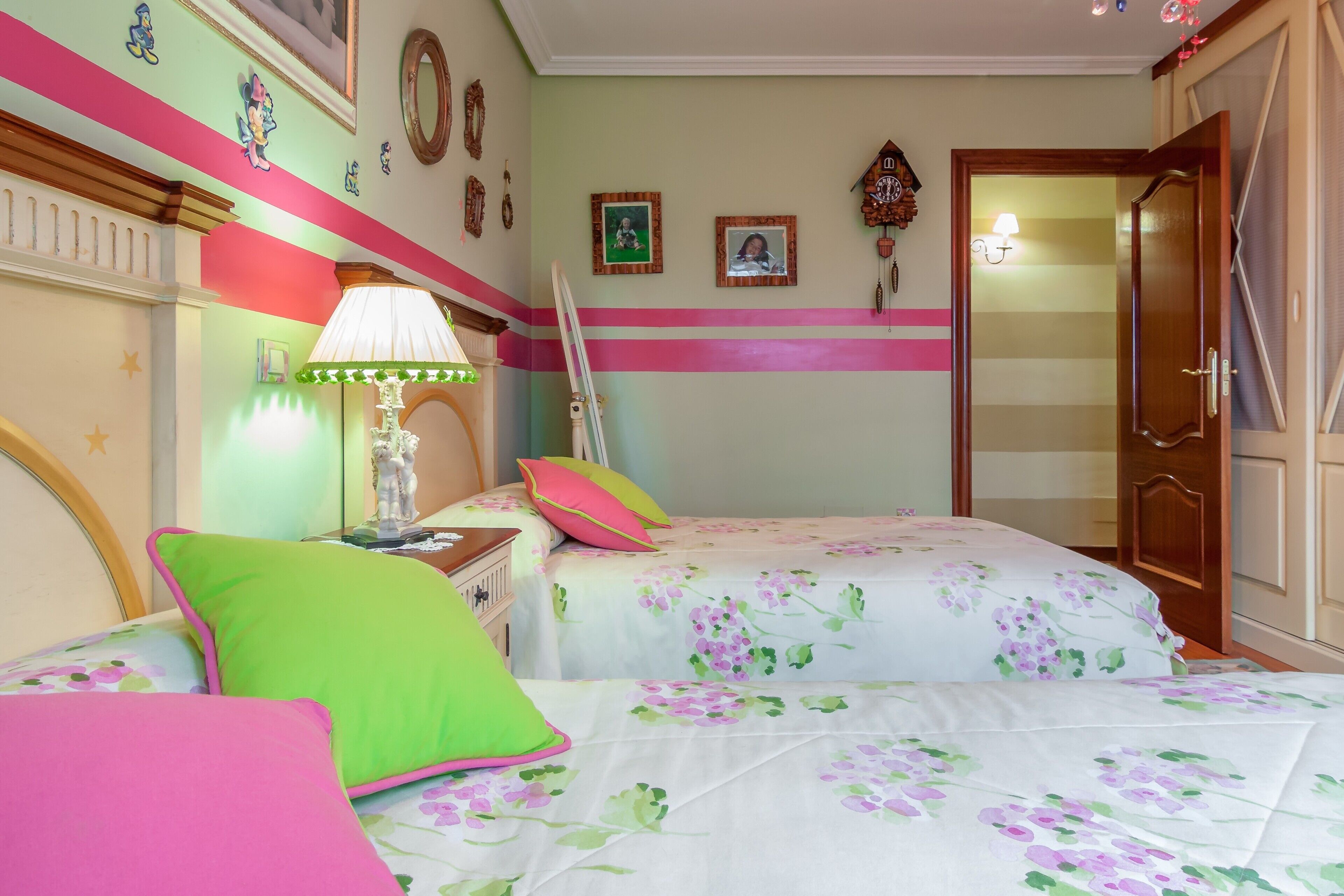 1 dormitorio, tabla de planchar con plancha, wifi y ropa de cama