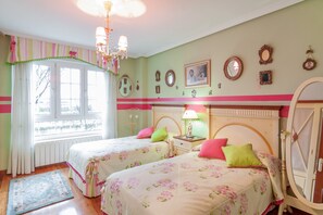 1 slaapkamer, een strijkplank/strijkijzer, wifi, beddengoed