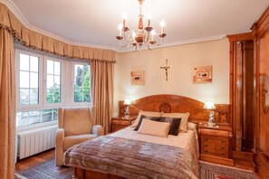 Tabla de planchar con plancha, wifi y ropa de cama 