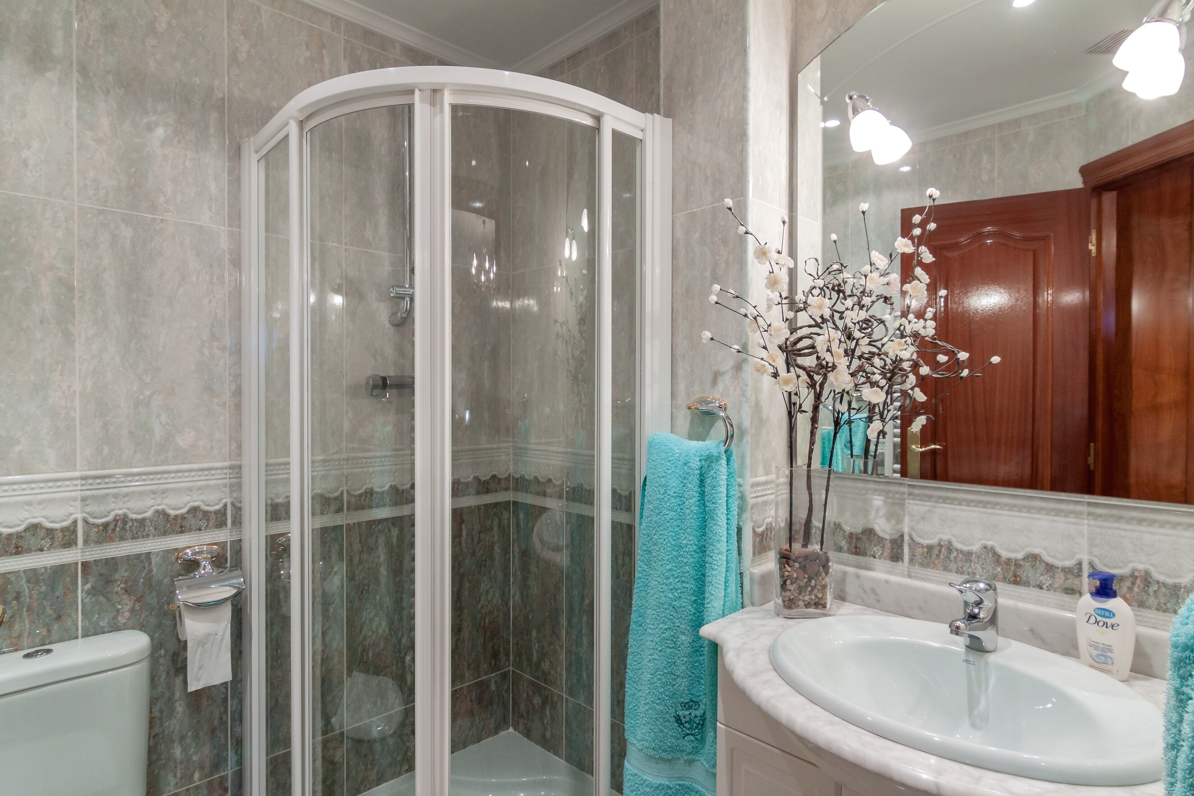 Een douche, een haardroger, handdoeken
