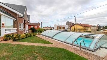 Un quartier résidentiel doté d’une piscine, d’un patio couvert et offrant une variété de types de maisons.