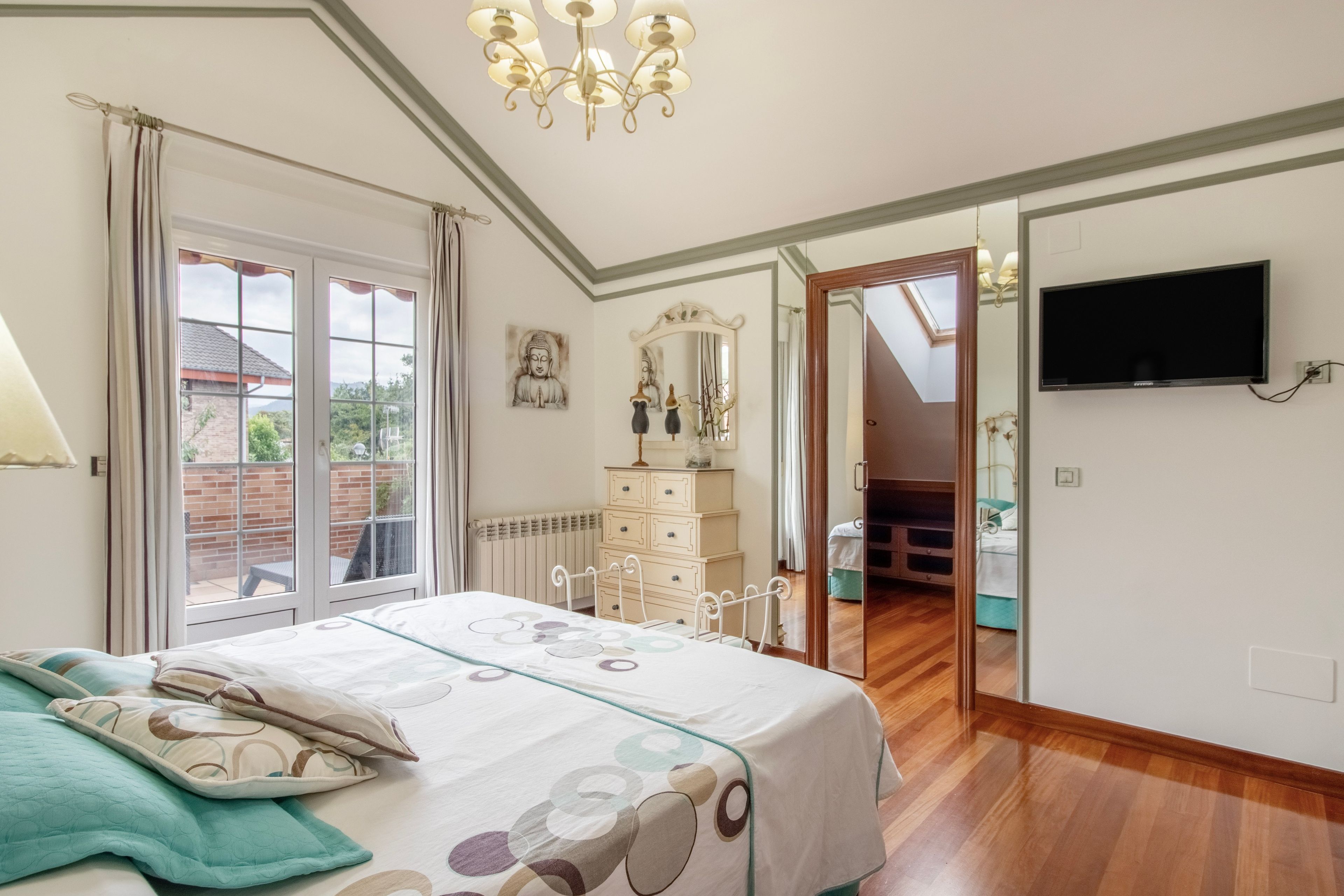 1 slaapkamer, een strijkplank/strijkijzer, wifi, beddengoed