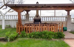 Property grounds - 'Alojamientos Marte Room 4' with Shared Terrace and Garden (Torrelavega)