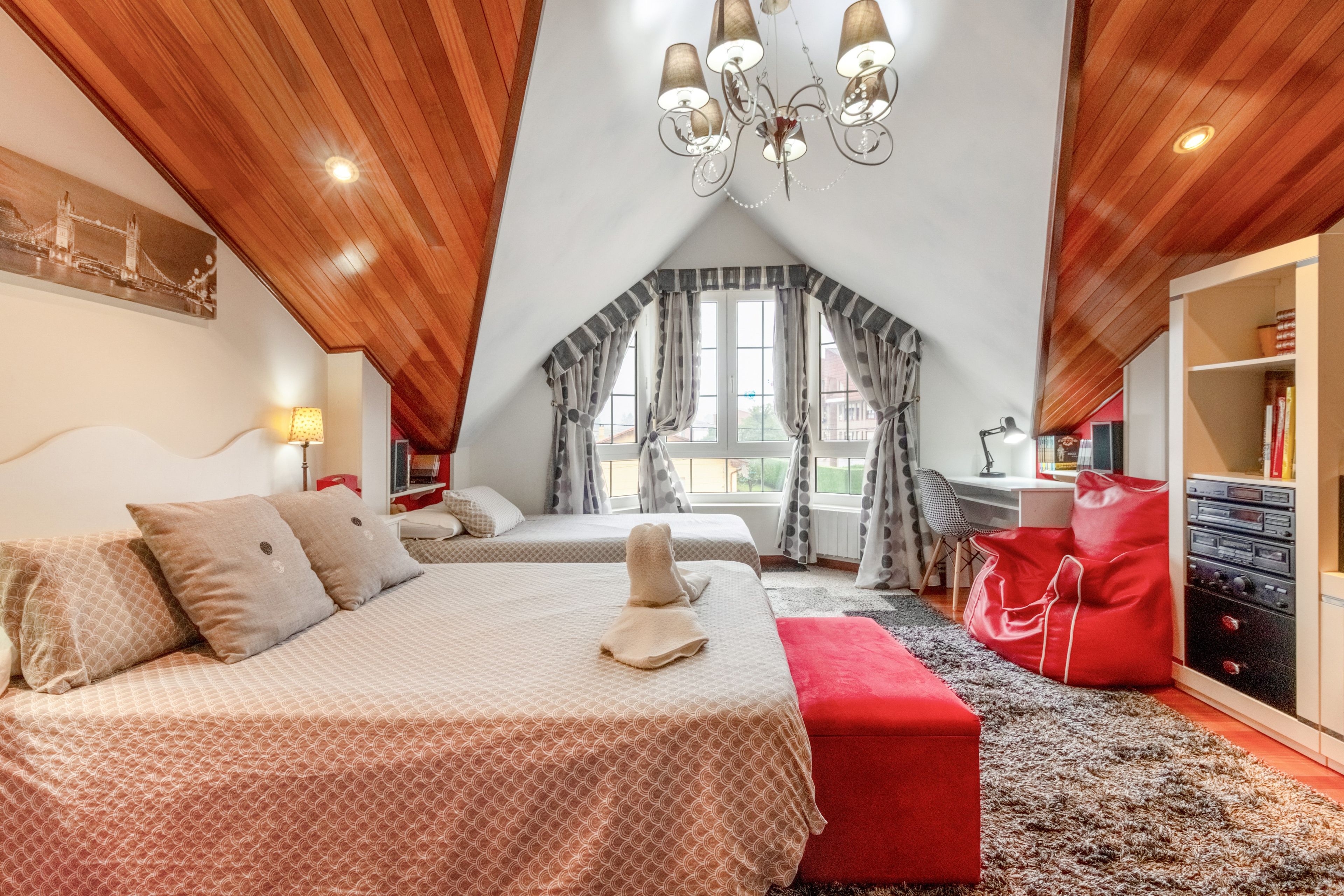 1 dormitorio, tabla de planchar con plancha, wifi y ropa de cama