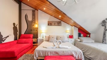 Ein Schlafzimmer mit schrägverdeckter Decke, einem Bett mit zwei Kissen, einem roten Sessel, einer Bank und einer an der Wand befestigten Gitarre.