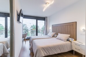 2 quartos, ferros/tábuas de passar roupa, roupa de cama