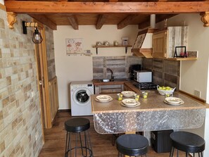 Refrigerador, microondas, placa de cocina, tetera/pava eléctrica