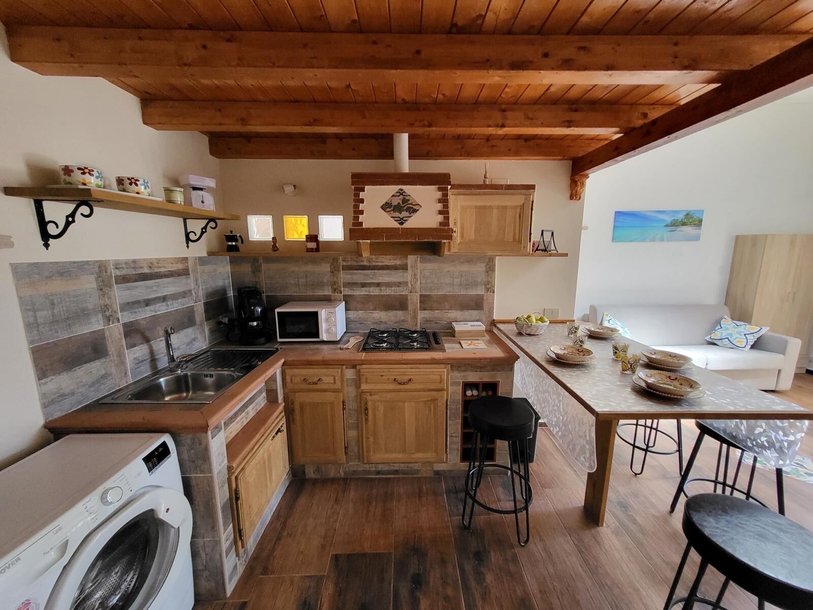 Frigorifero, microonde, piano cottura, bollitore elettrico