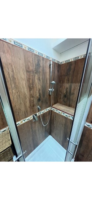 Douche, sĂšche-cheveux, bidet, serviettes fournies