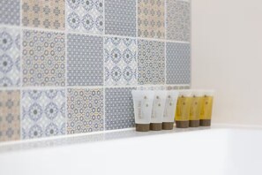 ヘアドライヤー、タオル、石鹸、トイレットペーパー