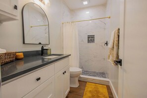 Douche, serviettes fournies, savon, papier toilette