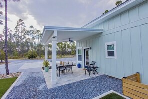 Outdoor dining - Perfect 2-bedroom tiny house with pickleball courts in Panama City. (Panama City)