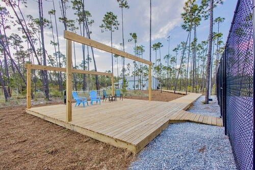 Perfect 2-bedroom tiny house with pickleball courts in Panama City.