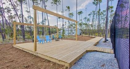 Perfect 2-bedroom tiny house with pickleball courts in Panama City.