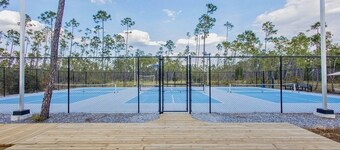 Perfect 2-bedroom tiny house with pickleball courts in Panama City.