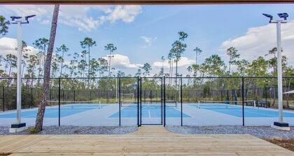 Perfect 2-bedroom tiny house with pickleball courts in Panama City.