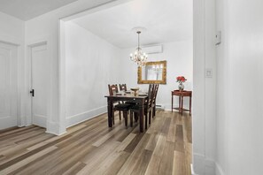 Dining - Perfect Location! Perfect Stay in Quebec City!
Suite Jardin (Québec)