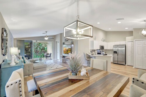 Colonial Country Club: Modern 2BR/2BA Condo in  – Pool, Golf, Tennis, Pickleball