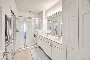 Douche, sĂšche-cheveux, serviettes fournies, savon