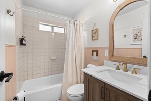 Une salle de bain avec une baignoire, des toilettes et un lavabo.