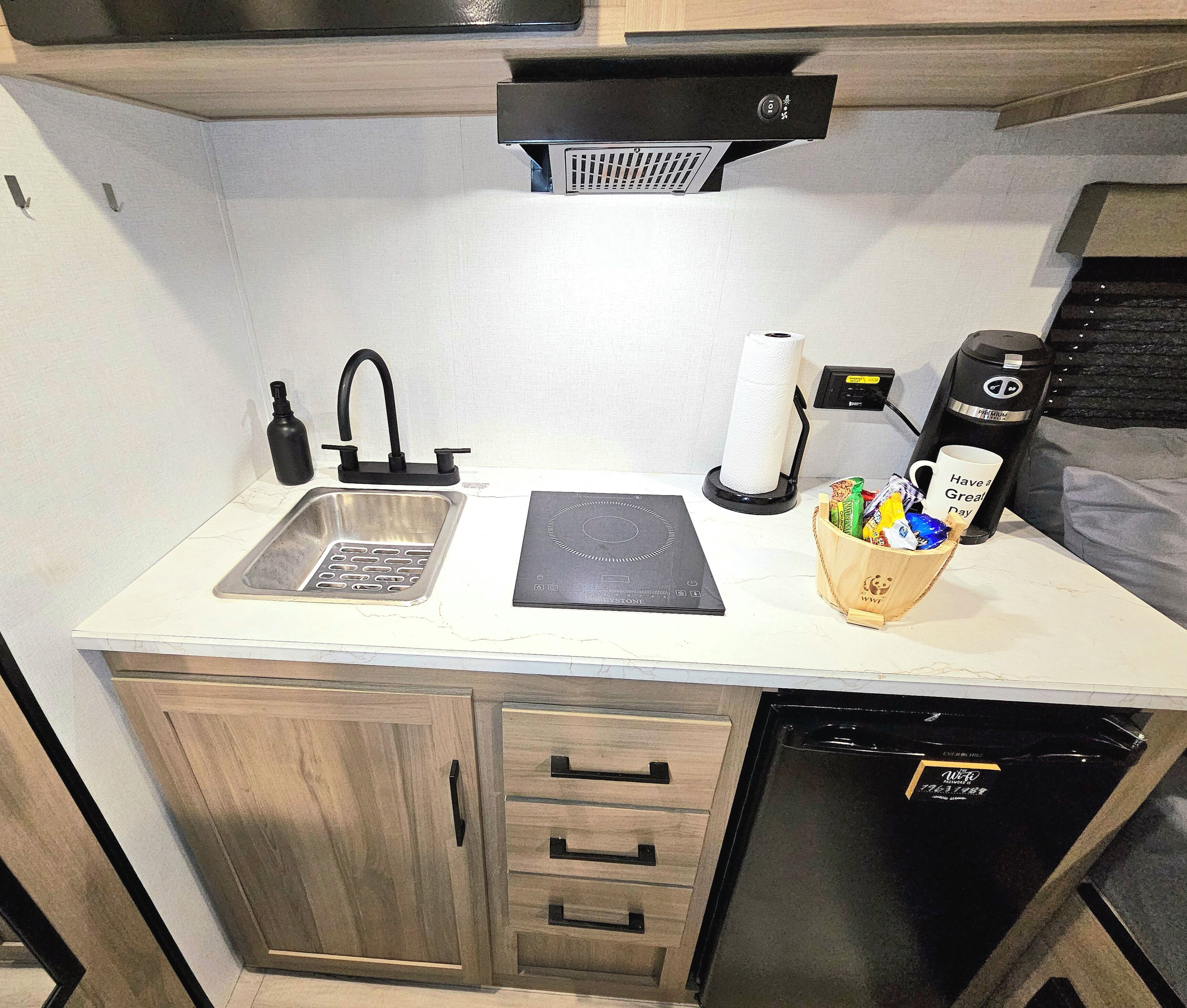 Kühlschrank, Mikrowelle, Wasserkocher mit Kaffee-/Teezubehör