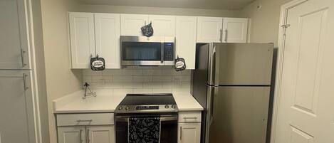 Frigorífico, microondas, horno y placa de cocina