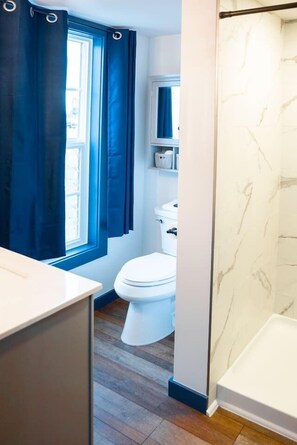 Ducha, secador de pelo y toallas