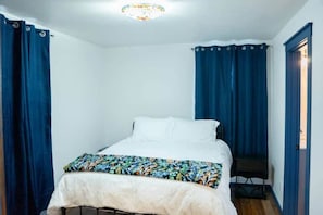 1 slaapkamer, een strijkplank/strijkijzer, wifi, beddengoed