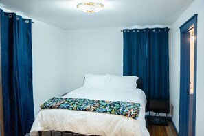 1 dormitorio, tabla de planchar con plancha, wifi y ropa de cama