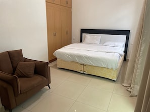 Zimmersafe, Schreibtisch, Verdunkelungsvorhänge, schallisolierte Zimmer