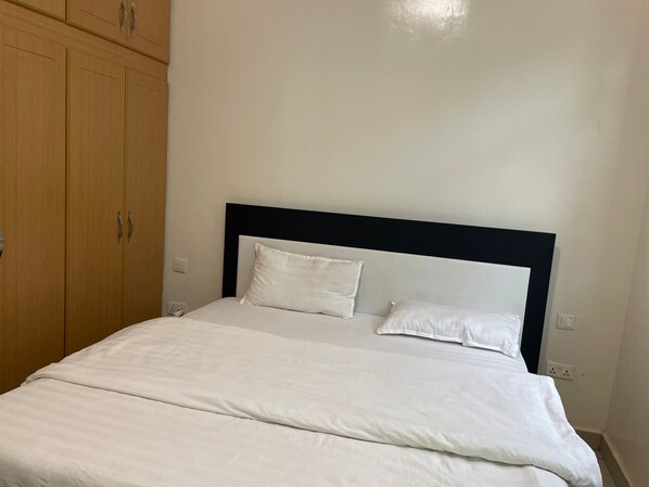 Zimmersafe, Schreibtisch, Verdunkelungsvorhänge, schallisolierte Zimmer