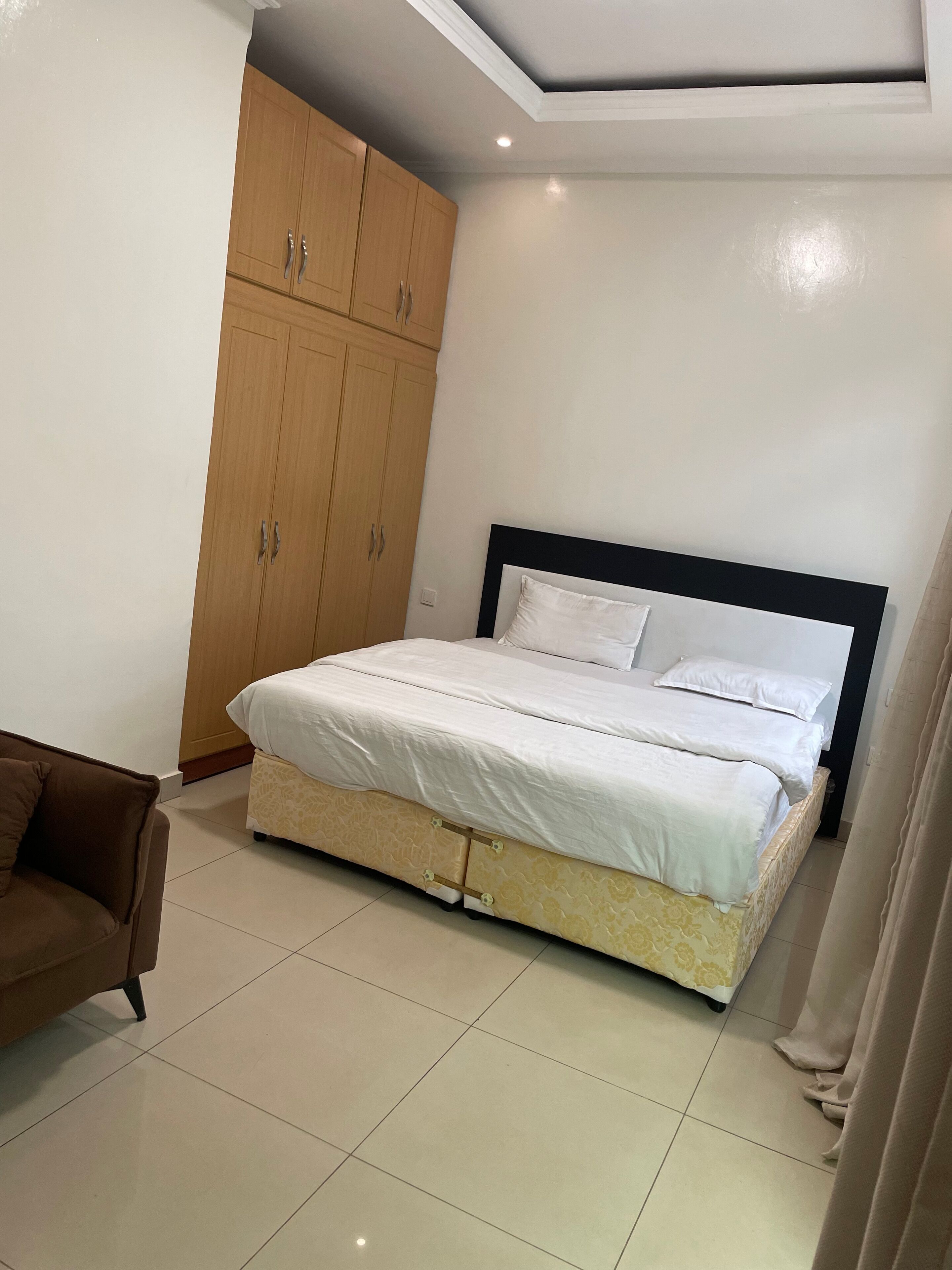 Quarto casal, sacada, vista para a cidade | Cofres nos quartos, escrivaninha, cortinas blackout