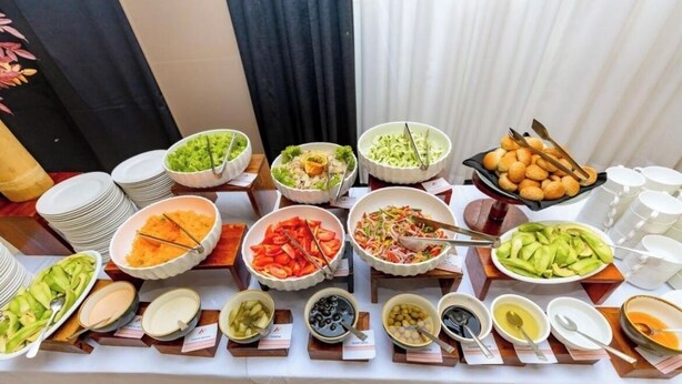 Une table de buffet proposant divers plats et accompagnements.