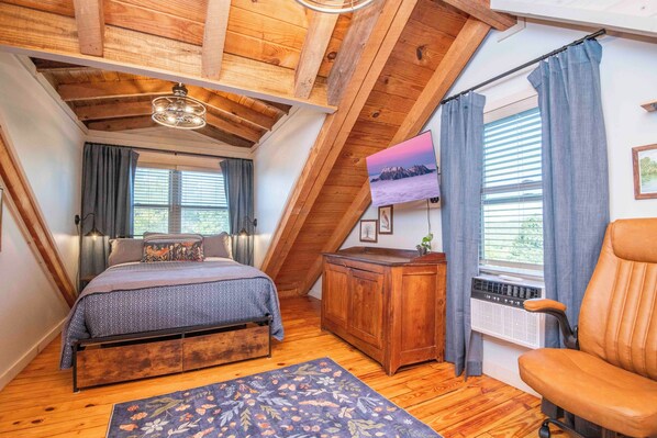 2 bedrooms, desk, travel cot, free WiFi