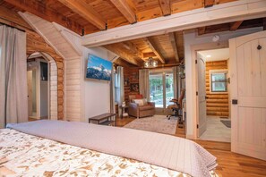 2 bedrooms, desk, travel cot, free WiFi