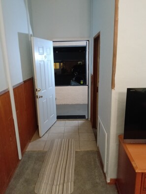 Phòng phong cách cổ điển | Khu vực làm việc phù hợp cho laptop, bàn ủi/dụng cụ ủi quần áo 