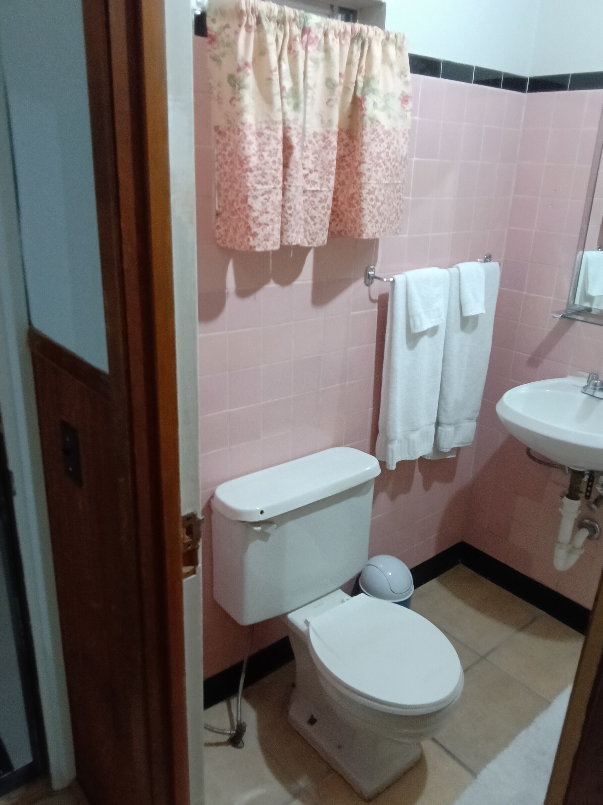 Classic Room | Bathroom | Free toiletries, towels, soap, shampoo