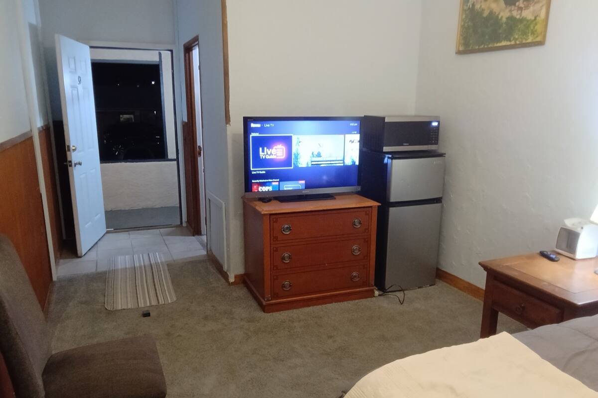 مساحة عمل للكمبيوتر المحمول ومكواة/لوح كي وواي فاي مجانًا